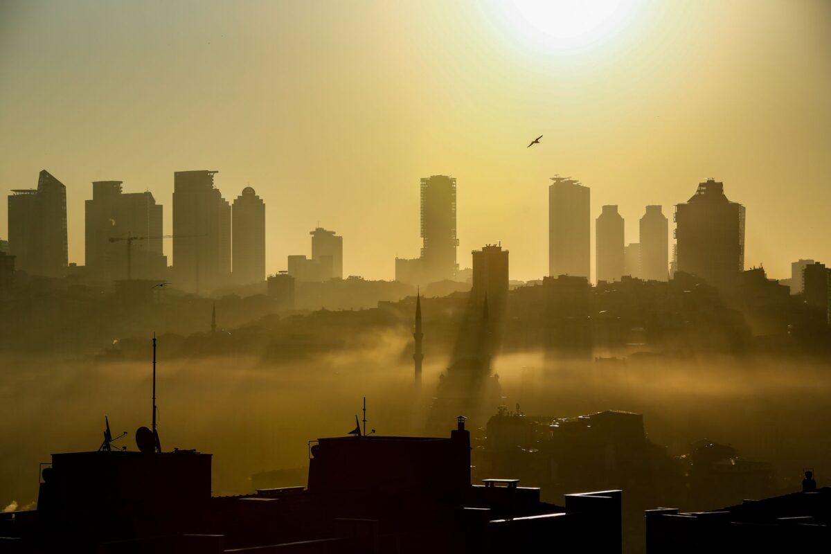 Canicule et pic d&rsquo;ozone : pourquoi l&rsquo;air se dégrade quand il fait chaud, et comment se protéger