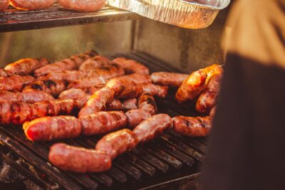 Listeria : huit produits rappelés en 48 heures, dont des merguez et des crevettes — ce qu&rsquo;il faut vérifier avant le barbecue du 15 août